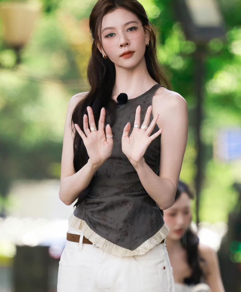 宋妍霏这套妆造从头到脚都有麻辣女教师那味了。