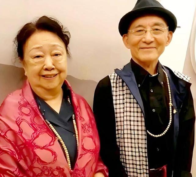 “济公”游本昌去世10天后，遗孀杨慧华近况曝光！悲痛彻底爆发，将自己一个人关在