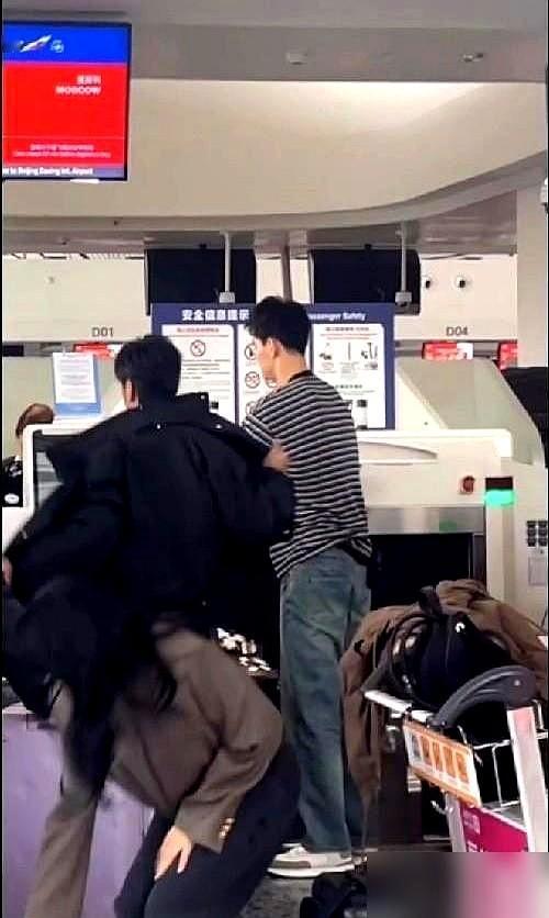 以前总觉得伊能静有点“作”，秦昊又总是一副冷脸。但机场那个瞬间，我突然就懂了。