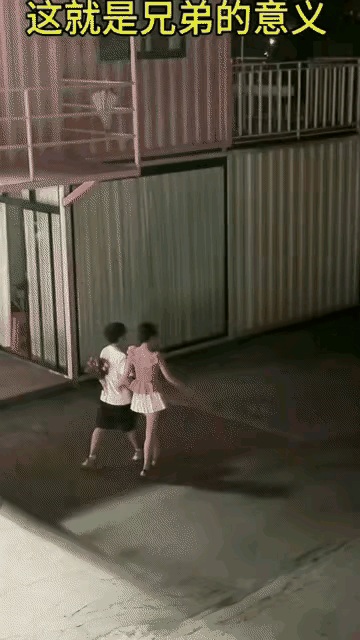 这个画面拍摄的非常好，明眼人一看都知道，这是经过精心策划的画面，每一个细节考虑的