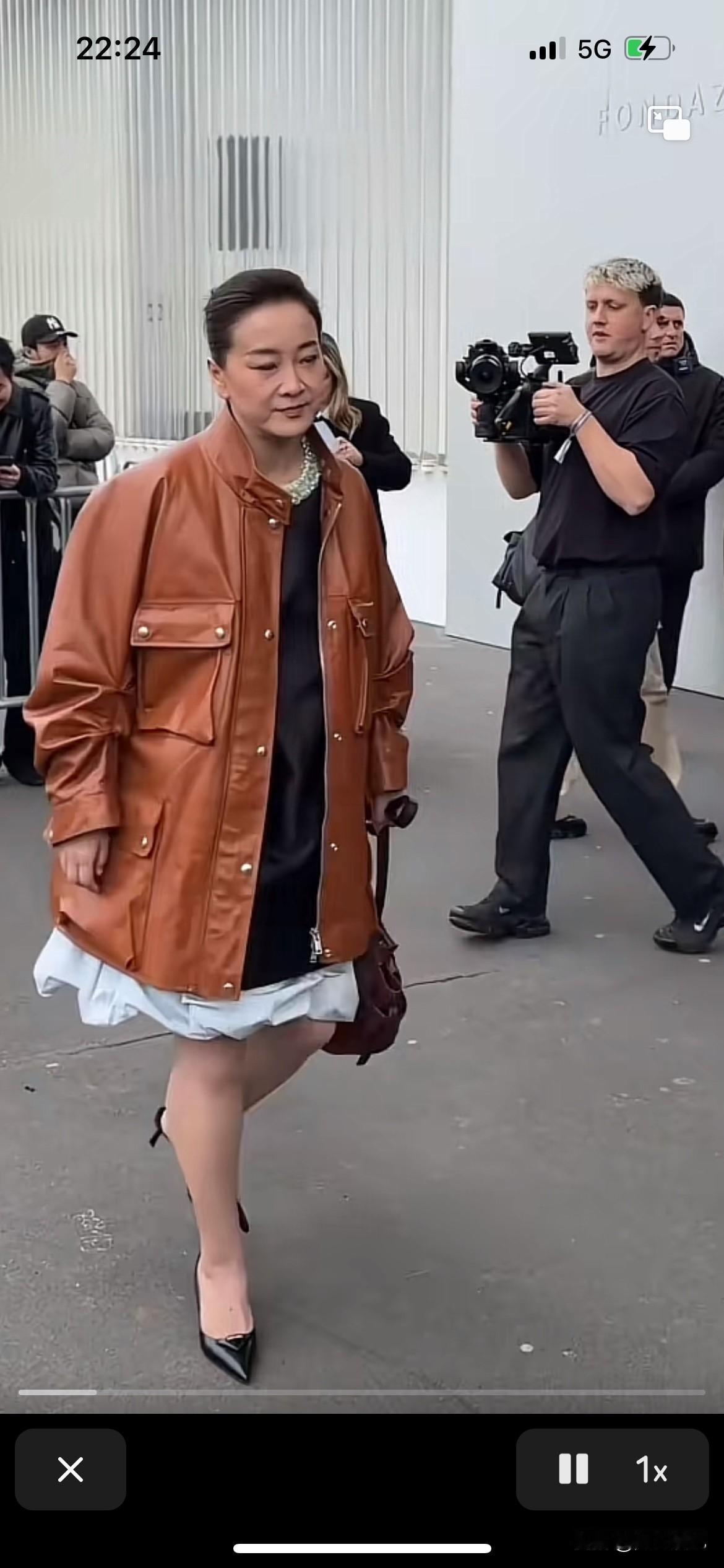 贾玲老师减肥就是一种错误，看看现在这个样子，脸一下子就垮下来了，根本没有以前的笑