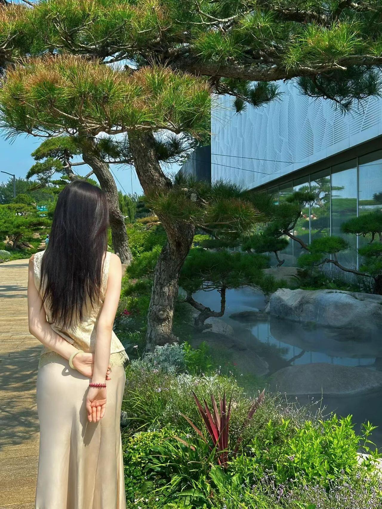 人一旦在磨难中所醒悟，身边的人会逐渐减少。不是你在刻意疏远谁，是你没精力