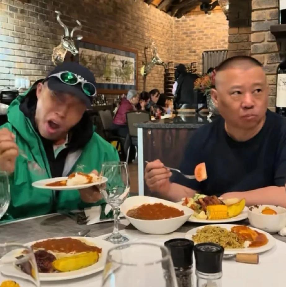 估计也只有烧饼敢跟郭德纲如此吃法。在南非商演，烧饼跟师父品尝美食恩希玛表情夸张，