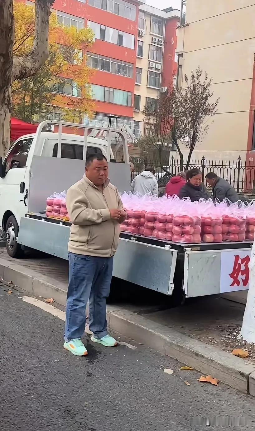 正好我大学同学是山东淄博的我问他：“你去买苹果哥的苹果了吗？真摆放的那么整