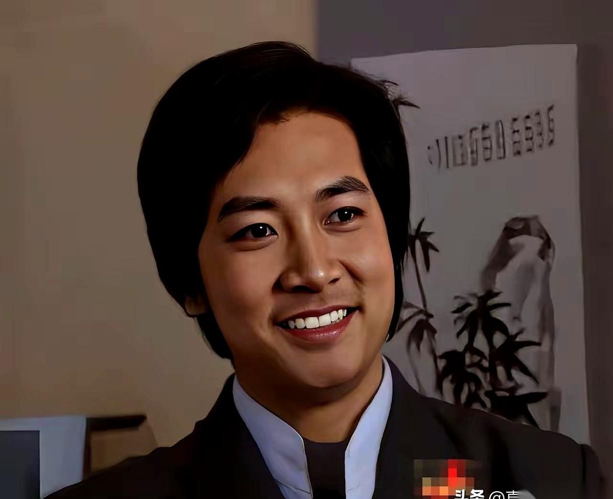 都别只记着《西游记》里那个光头唐僧了。一张1983年的老照片最近被翻了出来，很