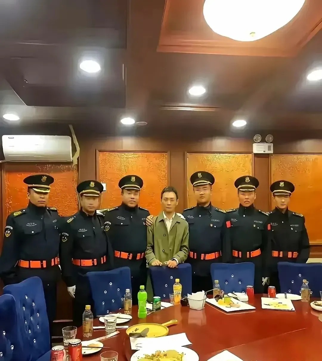 张译和警察合影被网友调侃像