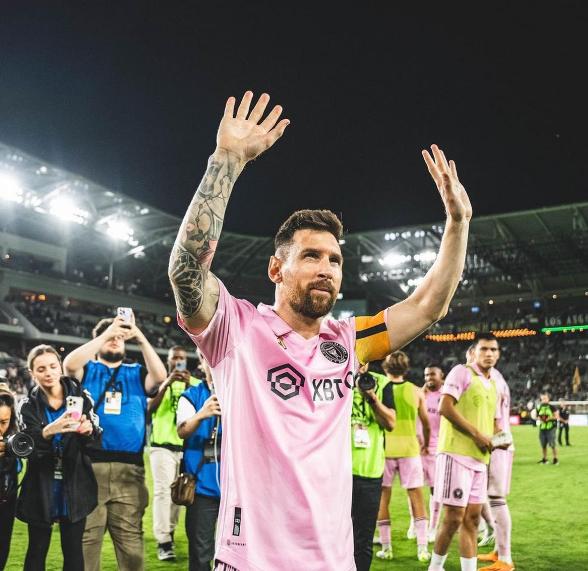 恭喜梅西！迈阿密国际官宣决定！享受马拉多纳待遇梅西作为世界足坛第三代球王，也是