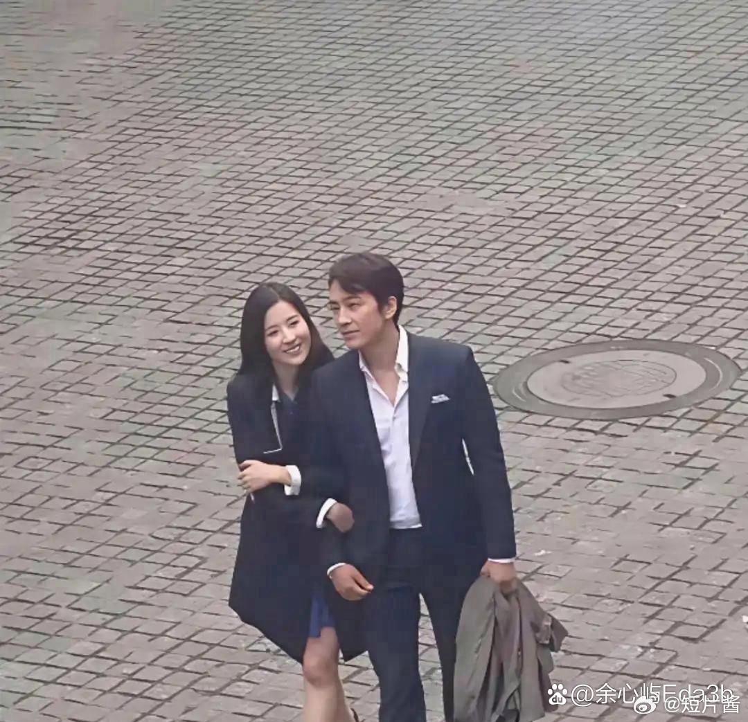 刘亦菲当年和韩国男朋友宋承宪在一起的时候真是亲密啊！