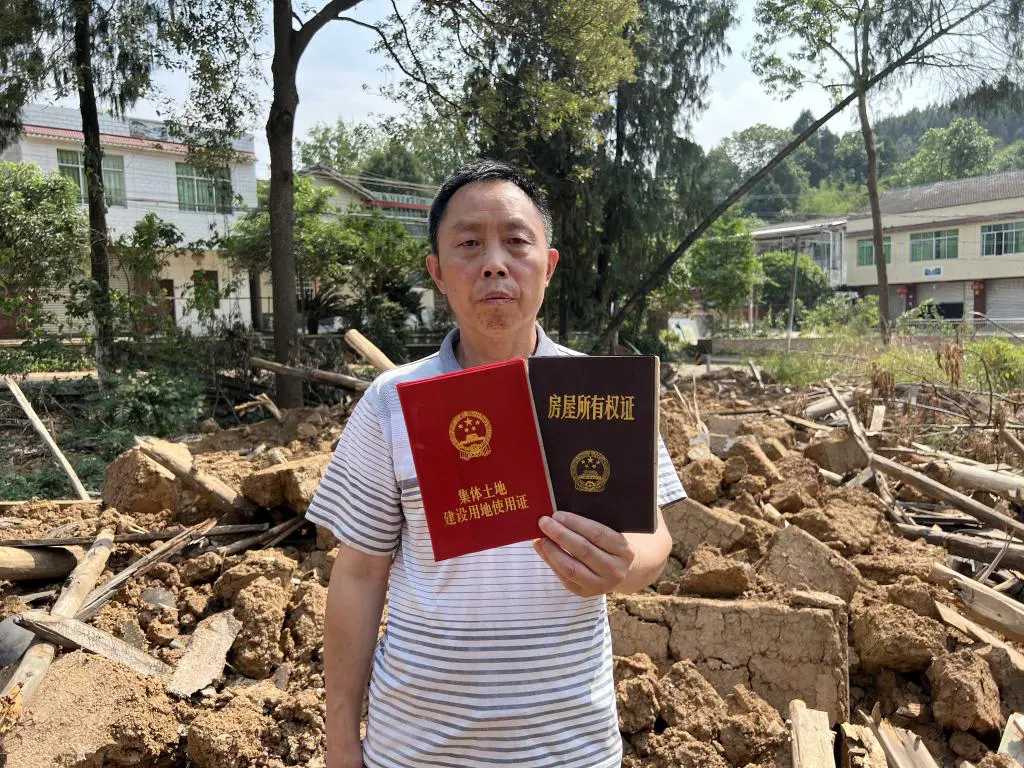 绵阳游仙区信义镇村民杨清虎和妻子在上海务工时，家中老宅竟被拆除。4月30日下午2点半，杨清虎通过远程