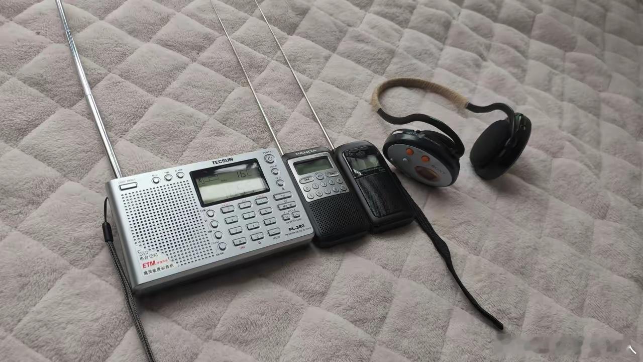 我坐绿皮火车听mp3，斜对面一群年轻人看见了就笑话，说这年头居然还有人听mp3。