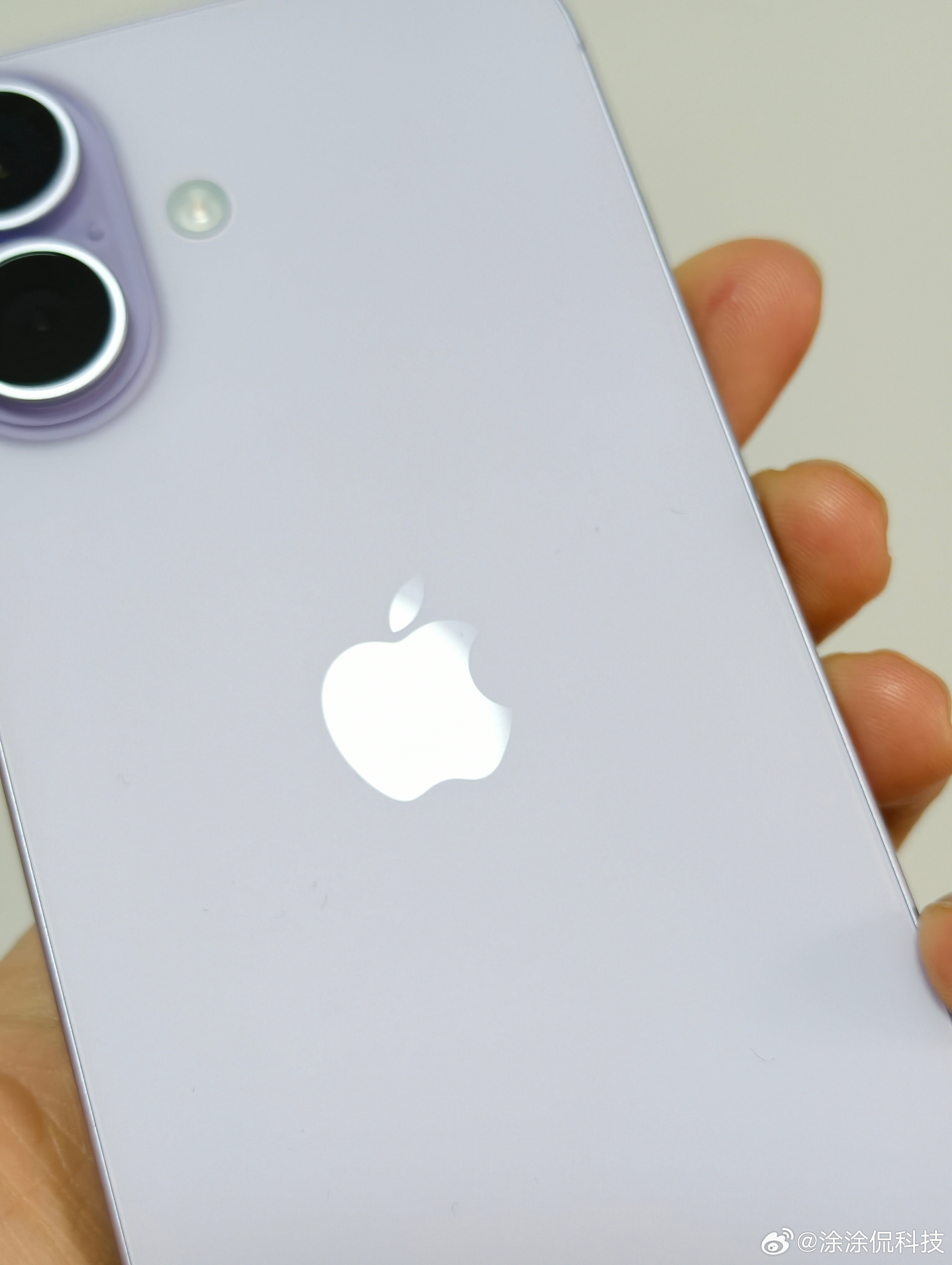 就数据看，国内iPhone17系列销量还在涨，对于iPhone自己而言也恐怕是