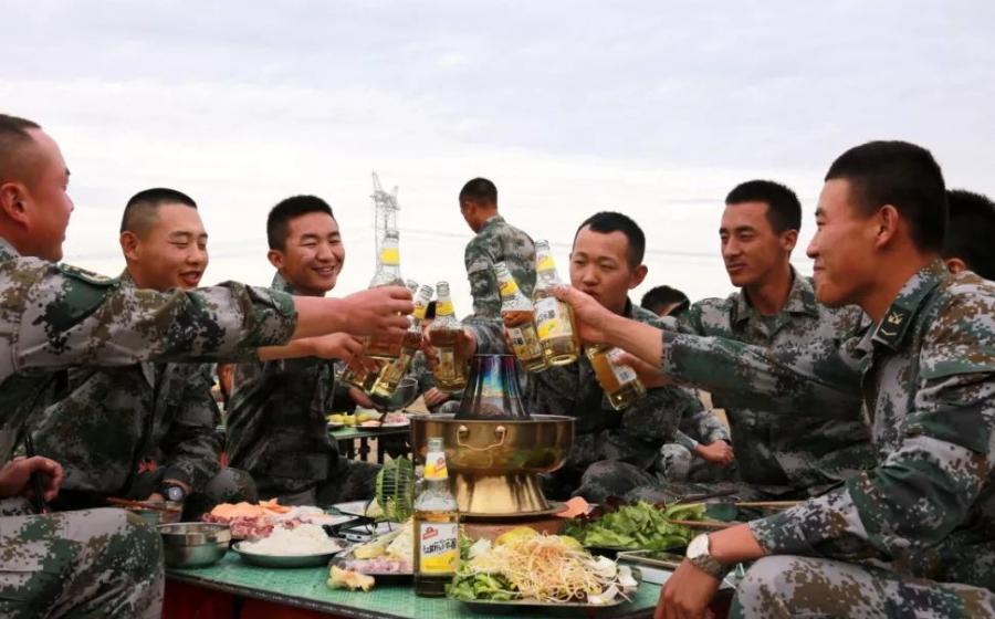 你们觉得兵哥哥们在部队，不训练不站岗的时候，会不会特无聊？他们无聊起来能干出啥事