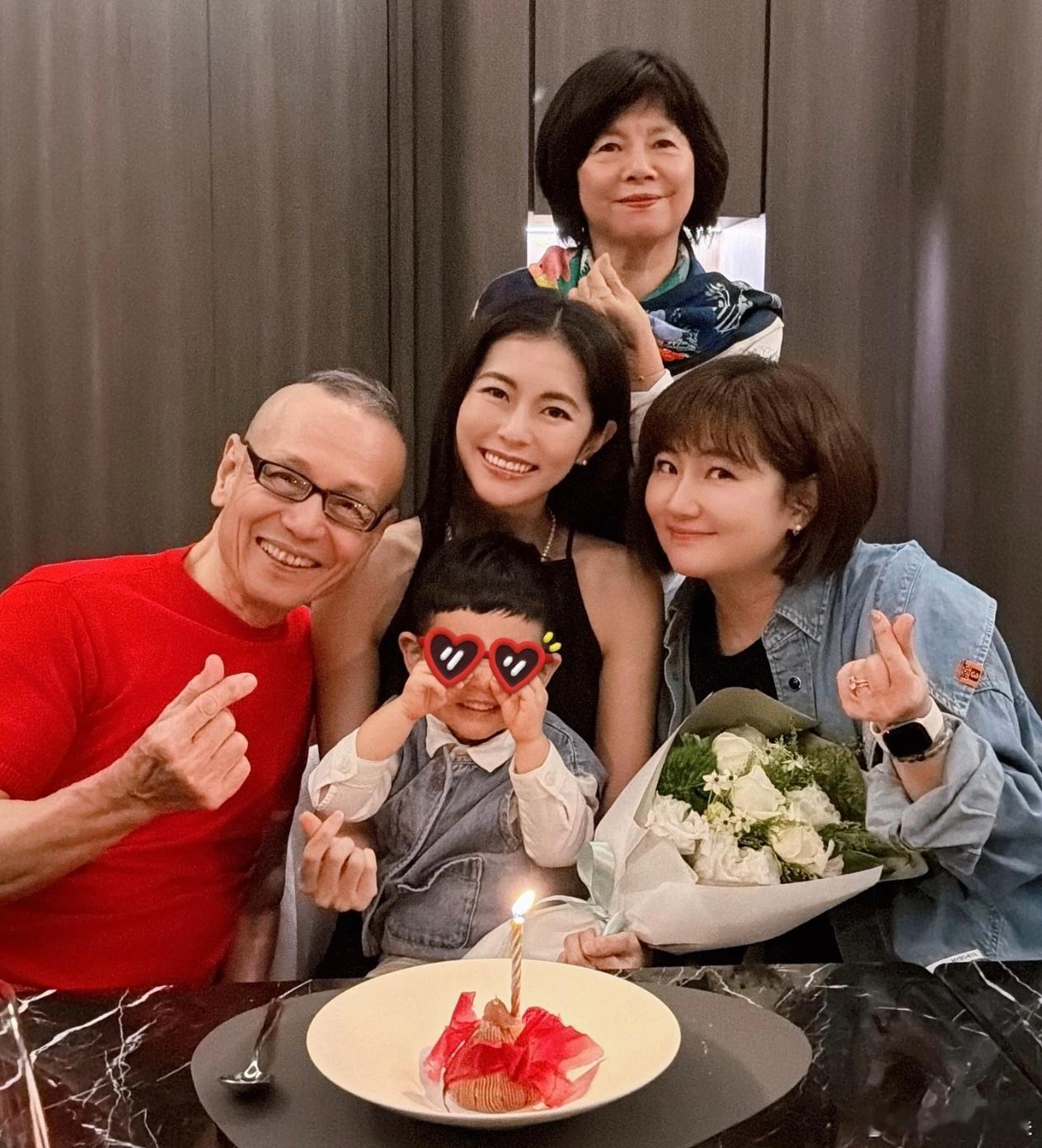 Selina带儿子为妹妹庆生，好幸福