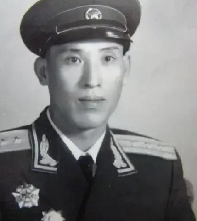 1959年，郑其贵在街上散步，突然有一个人抱住他：“师长，是我啊！”郑其贵看了对
