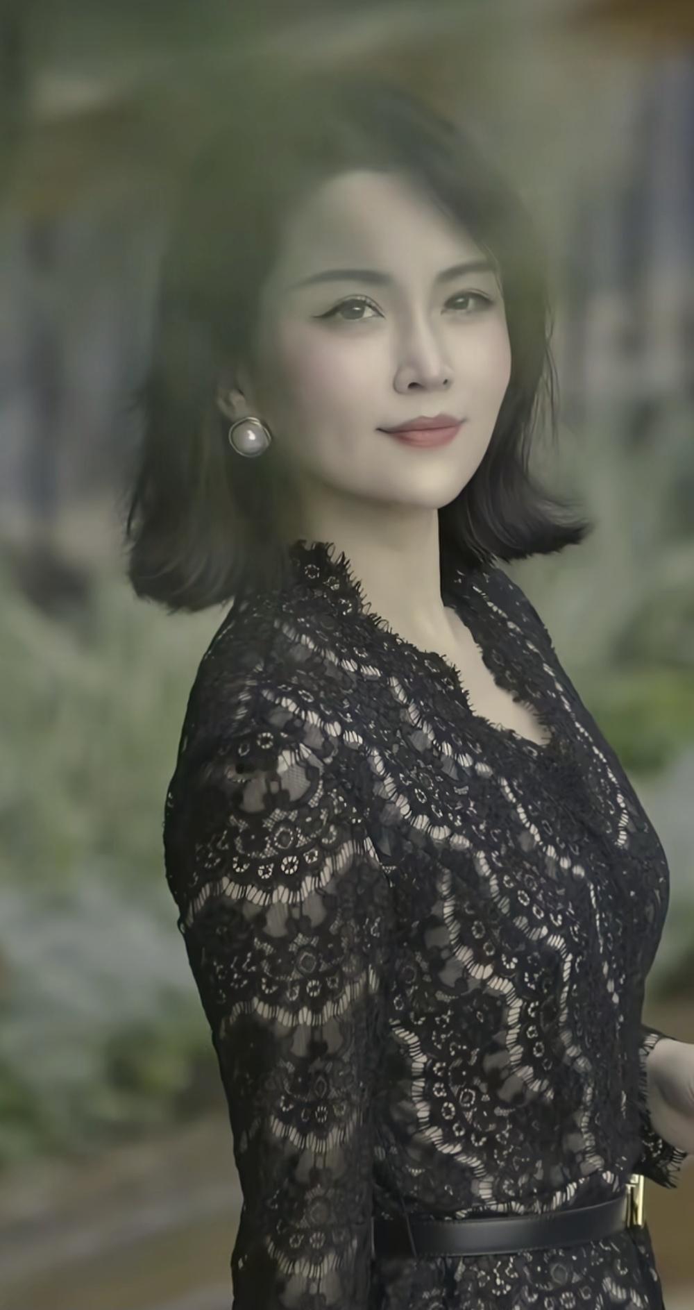 黑色蕾丝，益显中年知性女的端庄，含蓄的美。