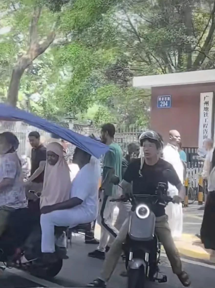 广州真的应该加强入境外国人管理了，看看这黑压压的一片，快赶上巴黎和伦敦了，这可不