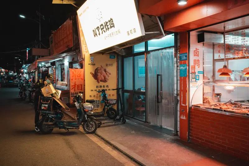 如何看待深圳烤鸡少年爆火深圳烤鸡少年爆火这事儿挺值得说道。一开始，16岁少年卖