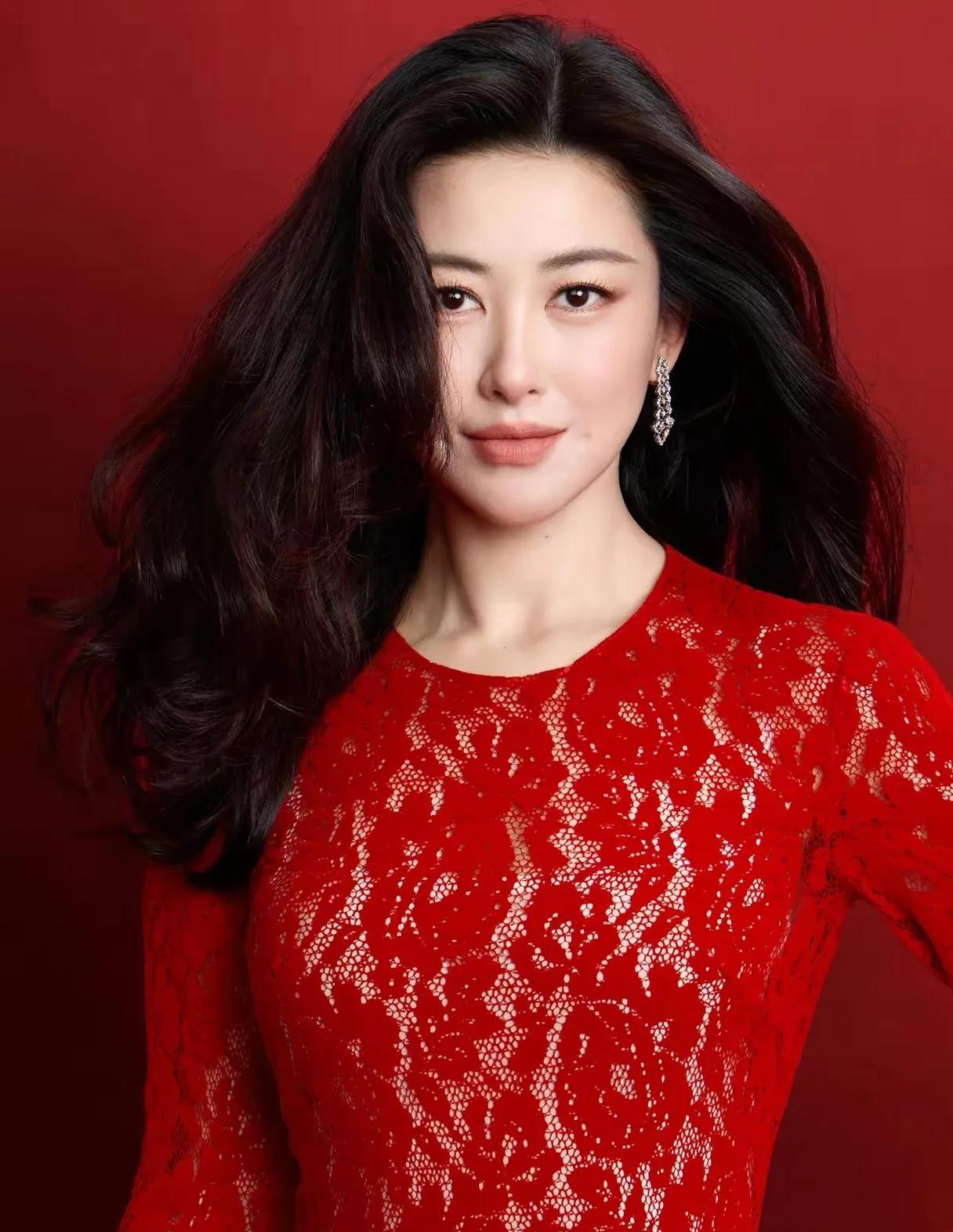 朱珠这抹红，太绝了！✨蕾丝红裙勾勒曼妙身姿，一颦一笑皆是风情。这才是内娱“氛