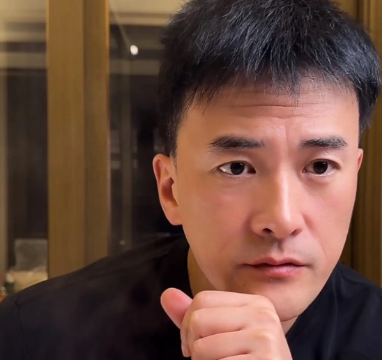 赫子铭大方开直播回应前妻何洁的数度各种指控面对网友铺天盖地的各种质疑，赫子铭集