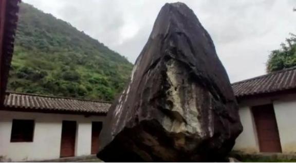 1983年，怒江一所中学内，突然从天上砸下来一颗重量高达500多吨，长约3米多高