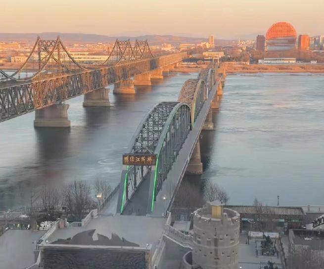 ☁鸭绿江大桥不过九百多米，江面狭窄，看似很容易就能跨越，可很多人都有个疑问