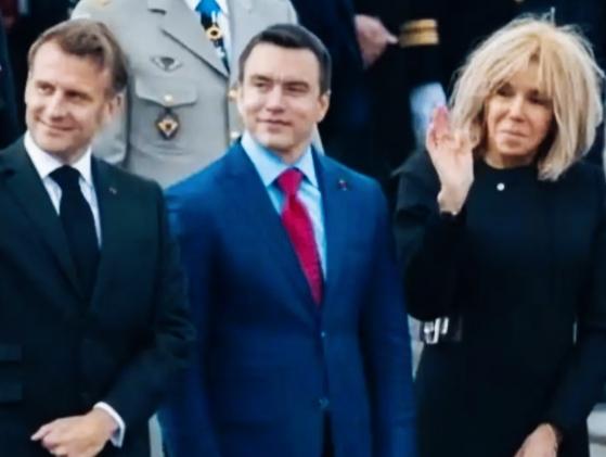 马克龙妻子布丽吉特的发型很有特点啊！布丽吉特的发型跟脸型是不是很适合啊？布丽