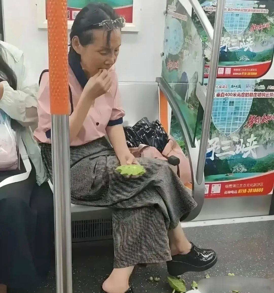人不要脸，天下无敌，在地铁上这样，真是让人特别生气啊