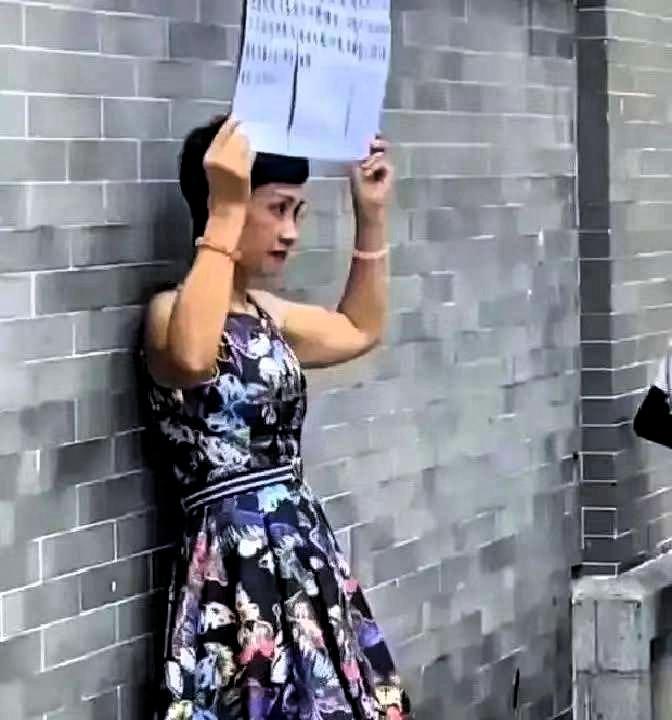 广东顺德街头，一个女的，举个牌子。上面写着：我有七百万，找个男的。要求就俩：