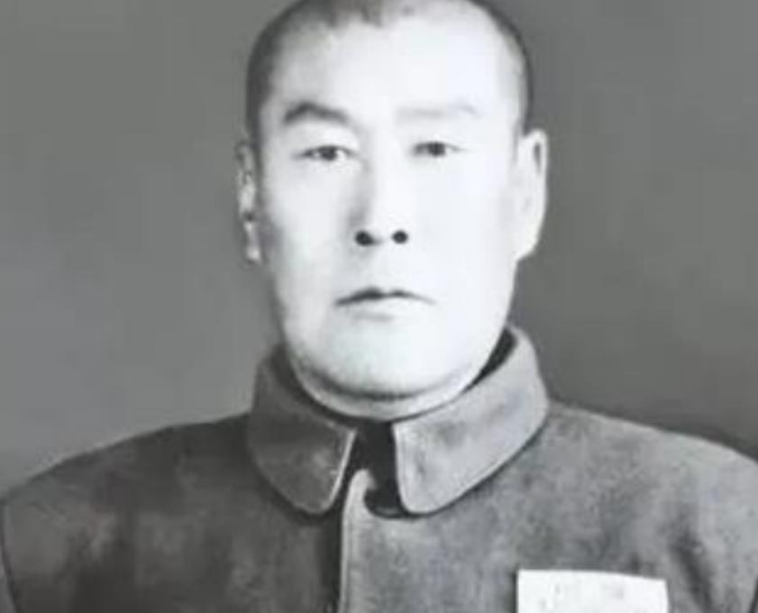 1938年，女大学生张美智汇报完工作后，临出门时给甄凤山抛了个媚眼，却没想到，这
