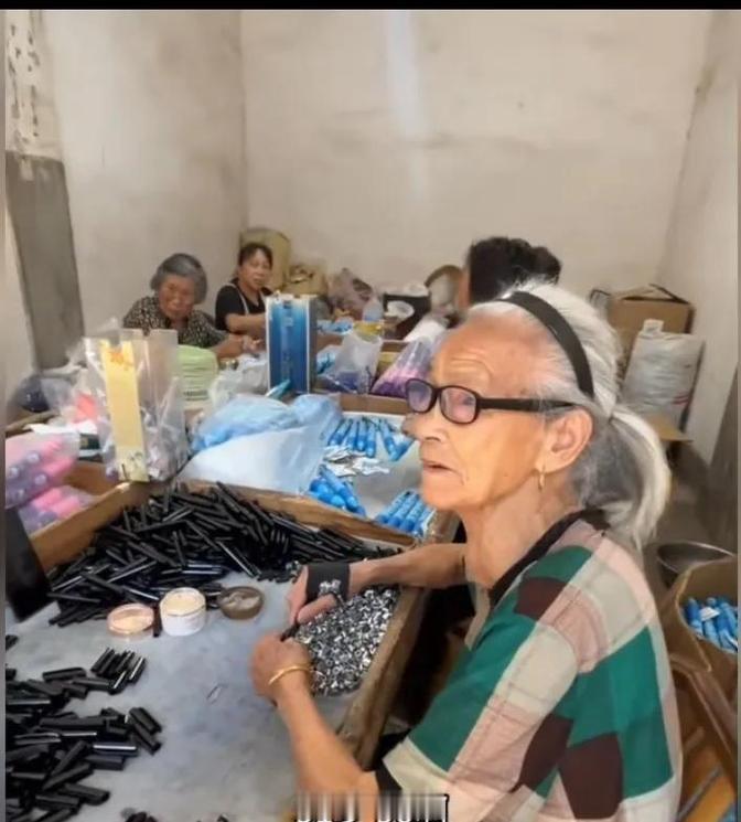 啥叫幸福？这两天我老琢磨这事。刚在抖音刷到个视频，一个江浙的90岁老太太，