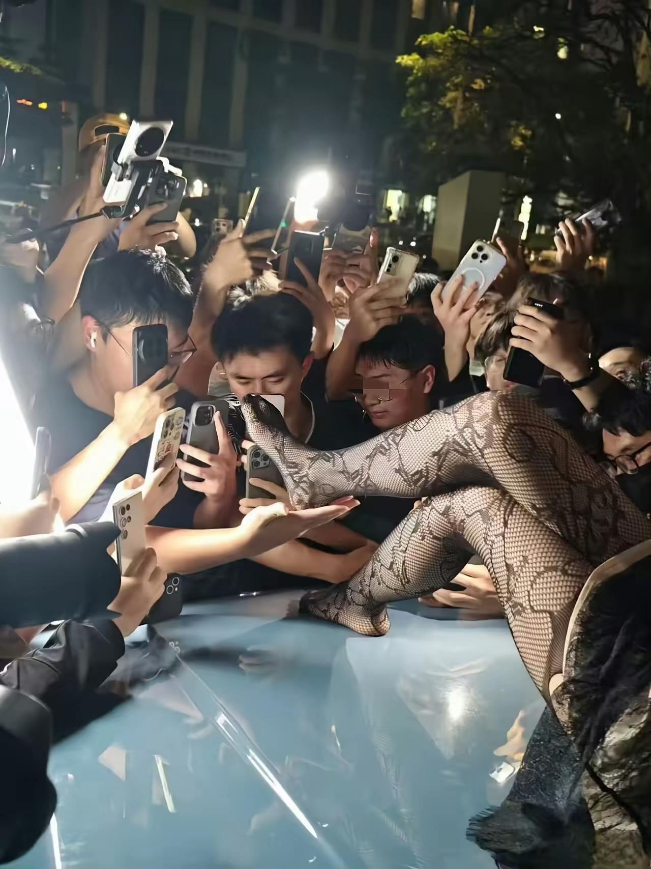 女生在公共场合，尤其是在公共车头，穿着丝袜进行刻意摆拍，摆出的姿势暧昧露骨。这种