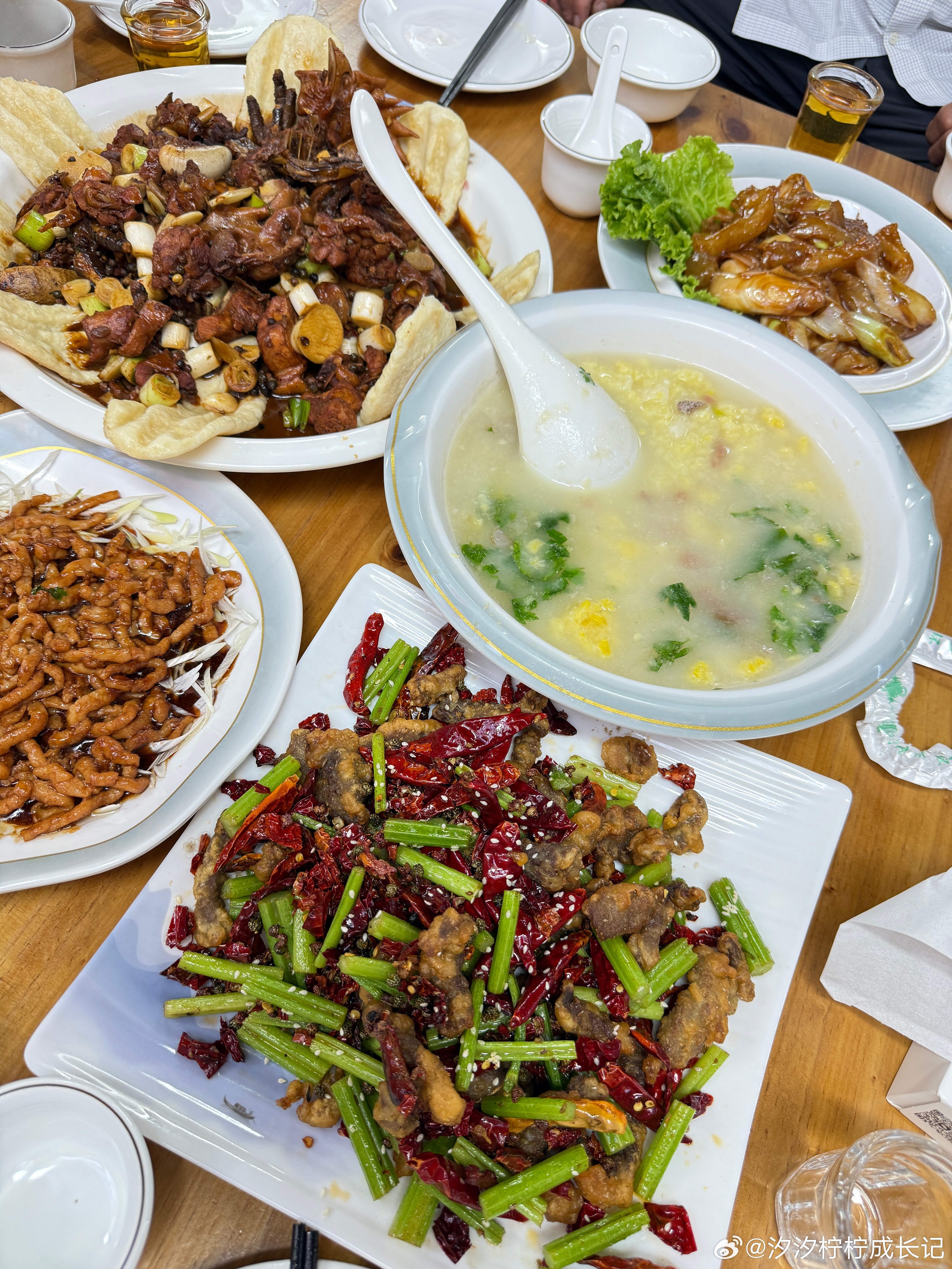 昨晚去吃饭，点的这个麻辣牛肉条真好吃，别人都没吃辣的，这一盘基本上都是我吃了。
