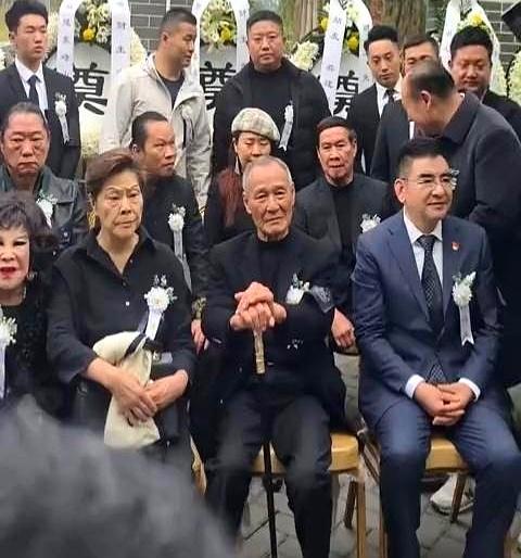 81岁陈惠敏拄着拐杖，94岁黄夏蕙颤颤巍巍，火云邪神梁小龙的葬礼，周星驰成龙竟一