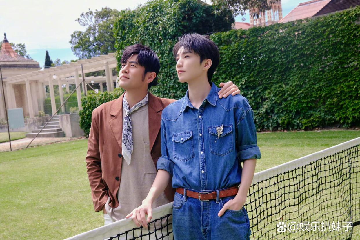 1.张凌赫上大学那会儿在食堂买完饭之后被阿姨拦下来拍奶茶宣传照，那会儿他的代言费