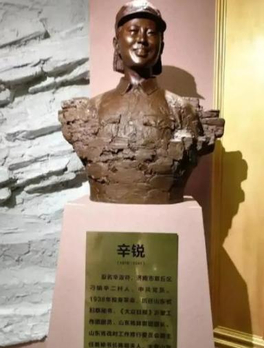 1941年23岁的八路军女团长辛锐，被日军包围，可她却拉起棉被，盖住自己，谁知日