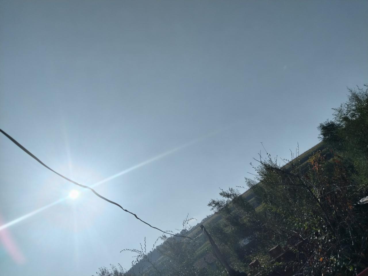 分享一张今日份天空照今日出门，被眼前的天空美到，赶紧掏出手机拍了下来。天空湛蓝