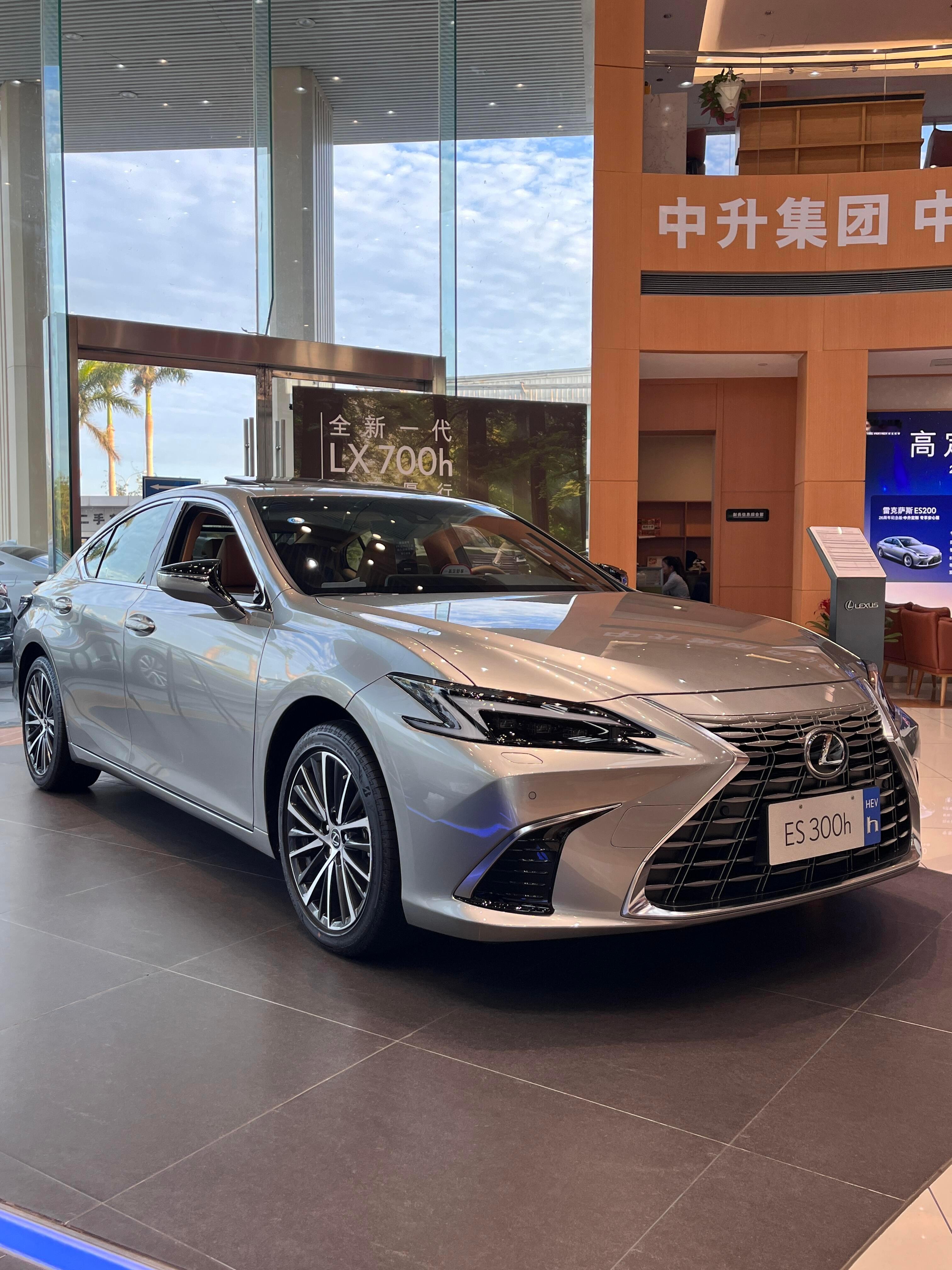 分享粉丝购车真实成交价：车型：雷克萨斯es300h臻享版总价：全款落地谈下来32