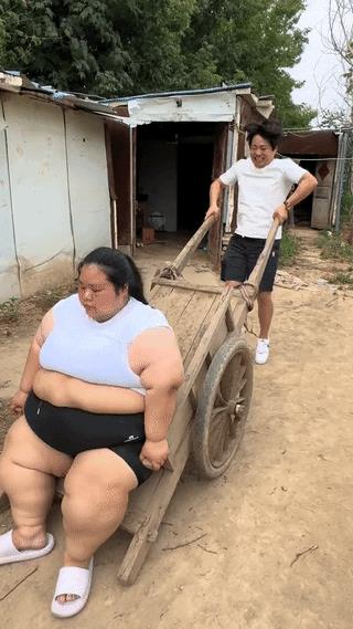 一个男人找了一个胖媳妇，他让媳妇减肥，可是减了二个月，他发现媳妇没瘦，竟然又胖了