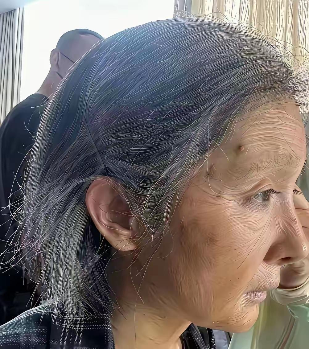 别的地方挺自然的，就是哪个老年人的睫毛能这么长翘的？