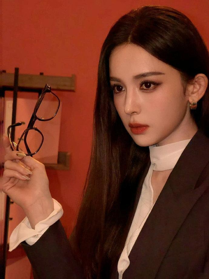 娜扎cos金牛女神美爆了神话氛围感直接封神，娜扎眉眼自带疏离美感，气质清冷又动人