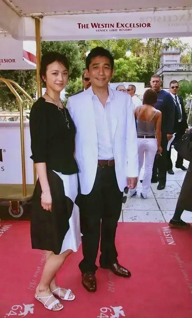 2007年，梁朝伟与汤唯参加第64届威尼斯电影节，两人一起走红毯时的样子。导