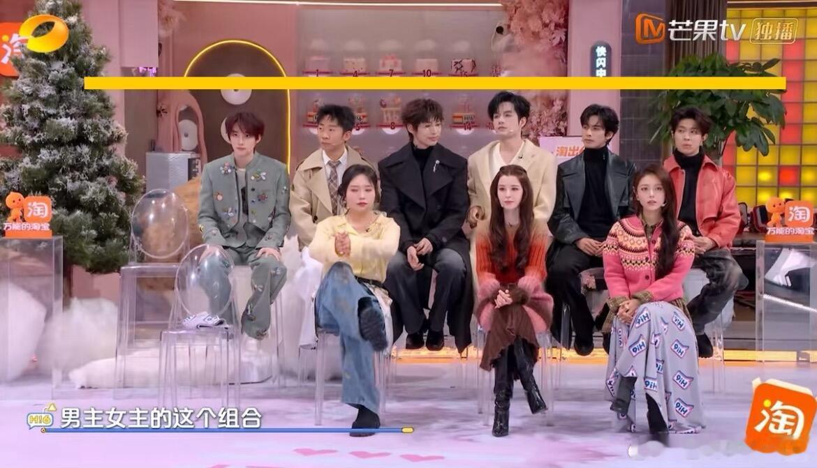 宋威龙坐着的时候是左图，站起来后是右图，这身材比例简直太优越了