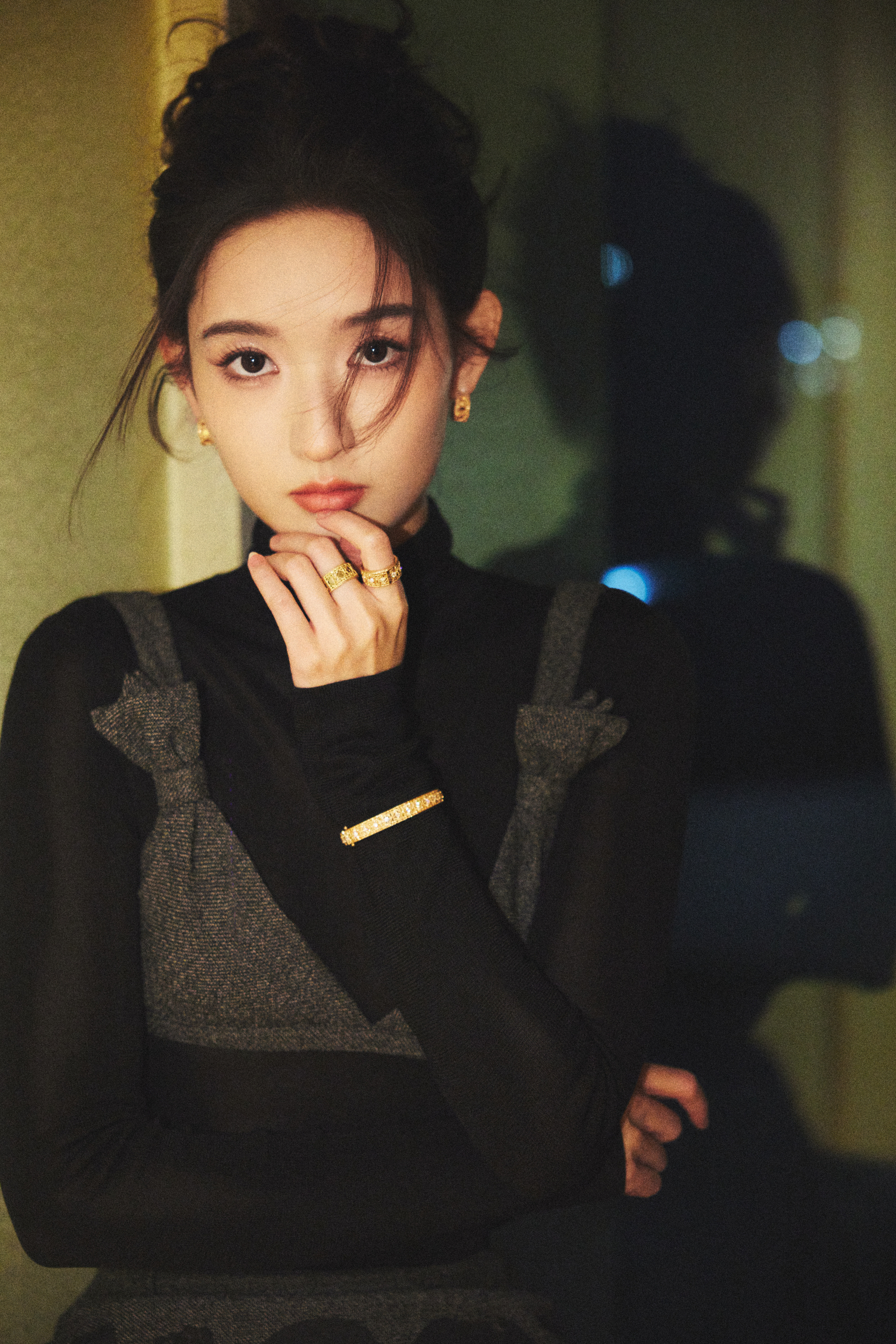 王玉雯黑丝晕开的朦胧感，把腿部线条衬得又欲又飒，一眼就移不开。2024.11.