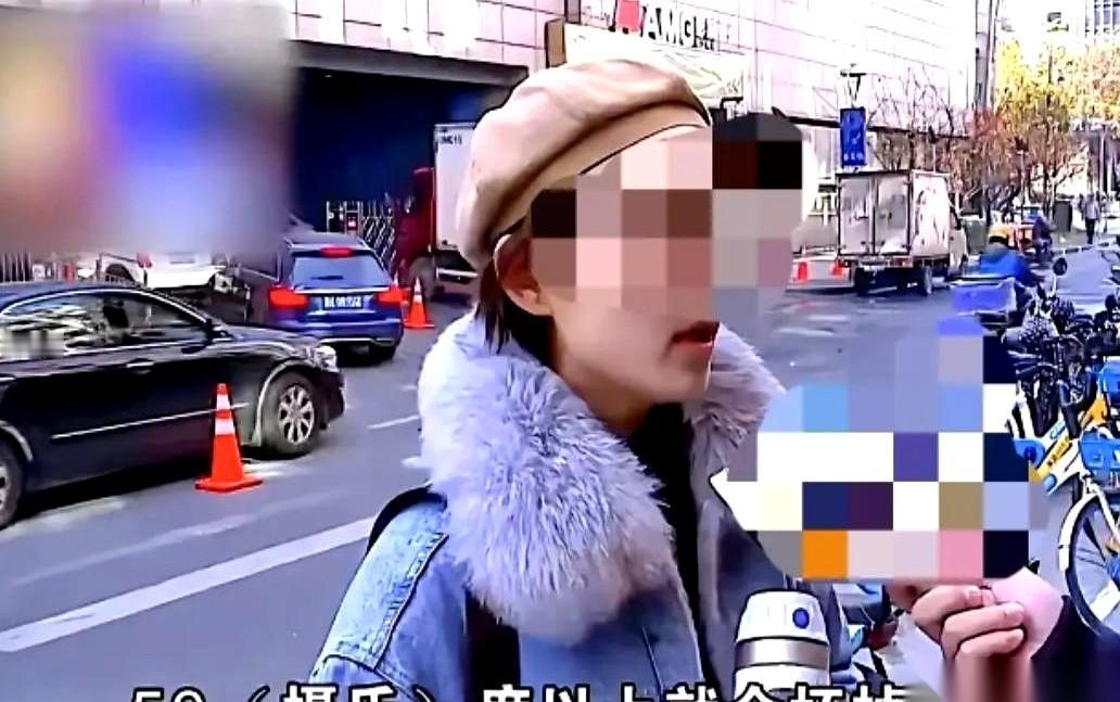 火锅店里，服务员刚把装满开水的保温杯放回桌上，胡女士猛地一把抓起杯子，手腕一翻，