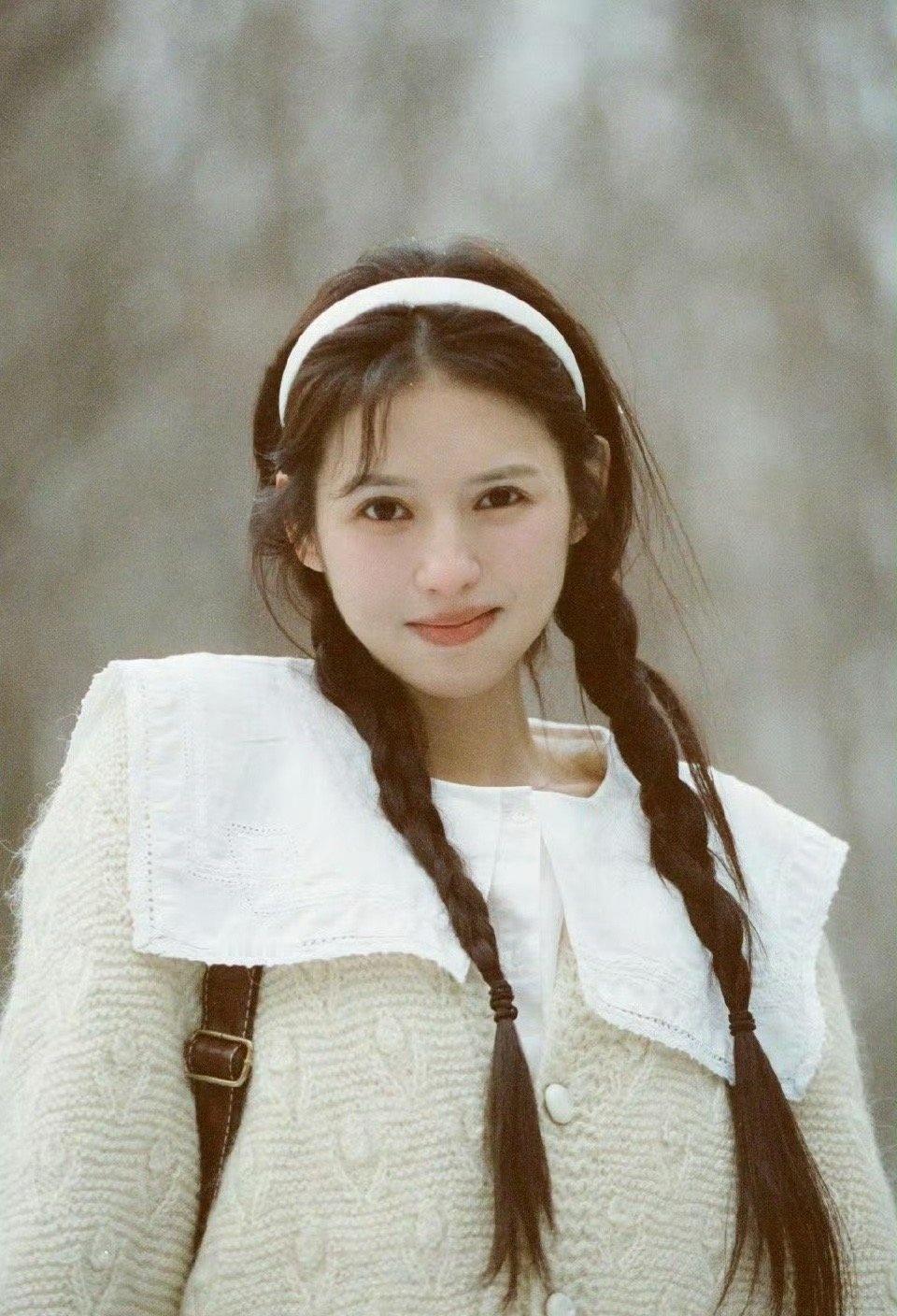 有自称鹤男大学同学的网友在小红书评论区透露，其原名李鹤男，实际生于1993年，经