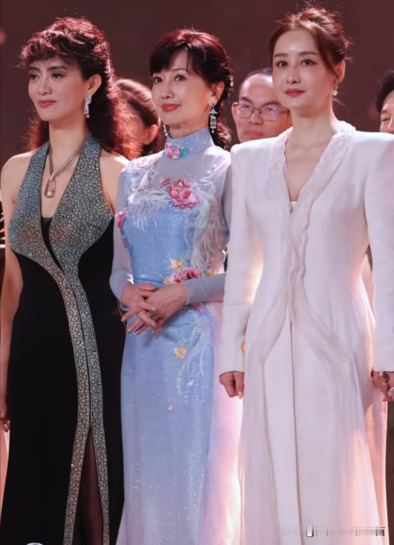 谁能想到中间的这位女士她年龄最大，比左右两边都大得多，但她看起来却最有气质。身材