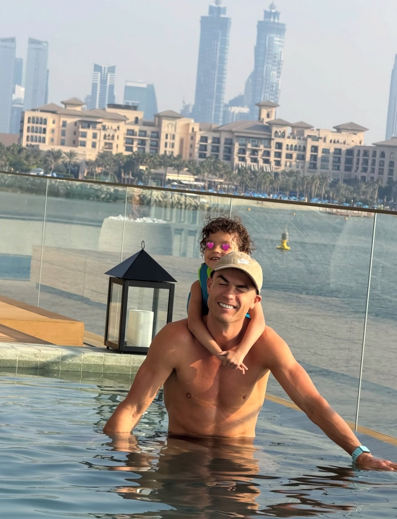 好萌啊啊啊贝拉宝贝趴在爸比背上