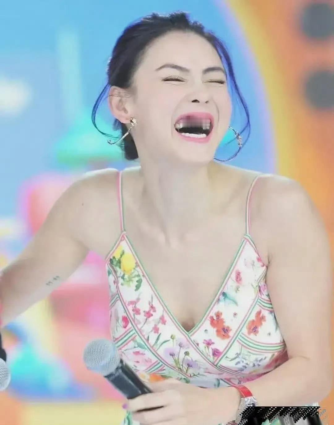 张柏芝综艺节目上穿得好奔放啊​​​