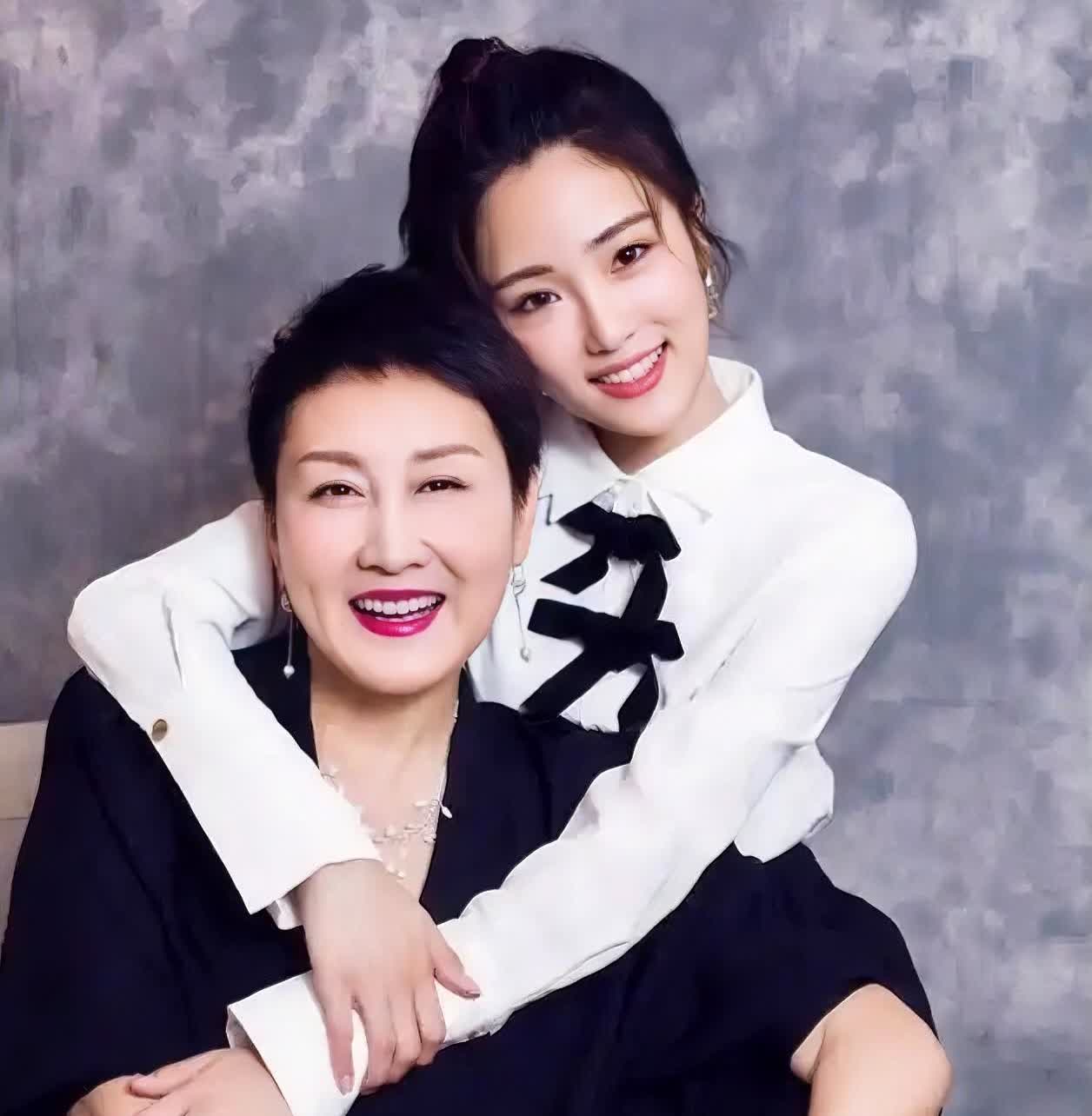 张凯丽估计后槽牙都要咬碎了！她万万没想到27岁的女儿仅上了一档综艺，