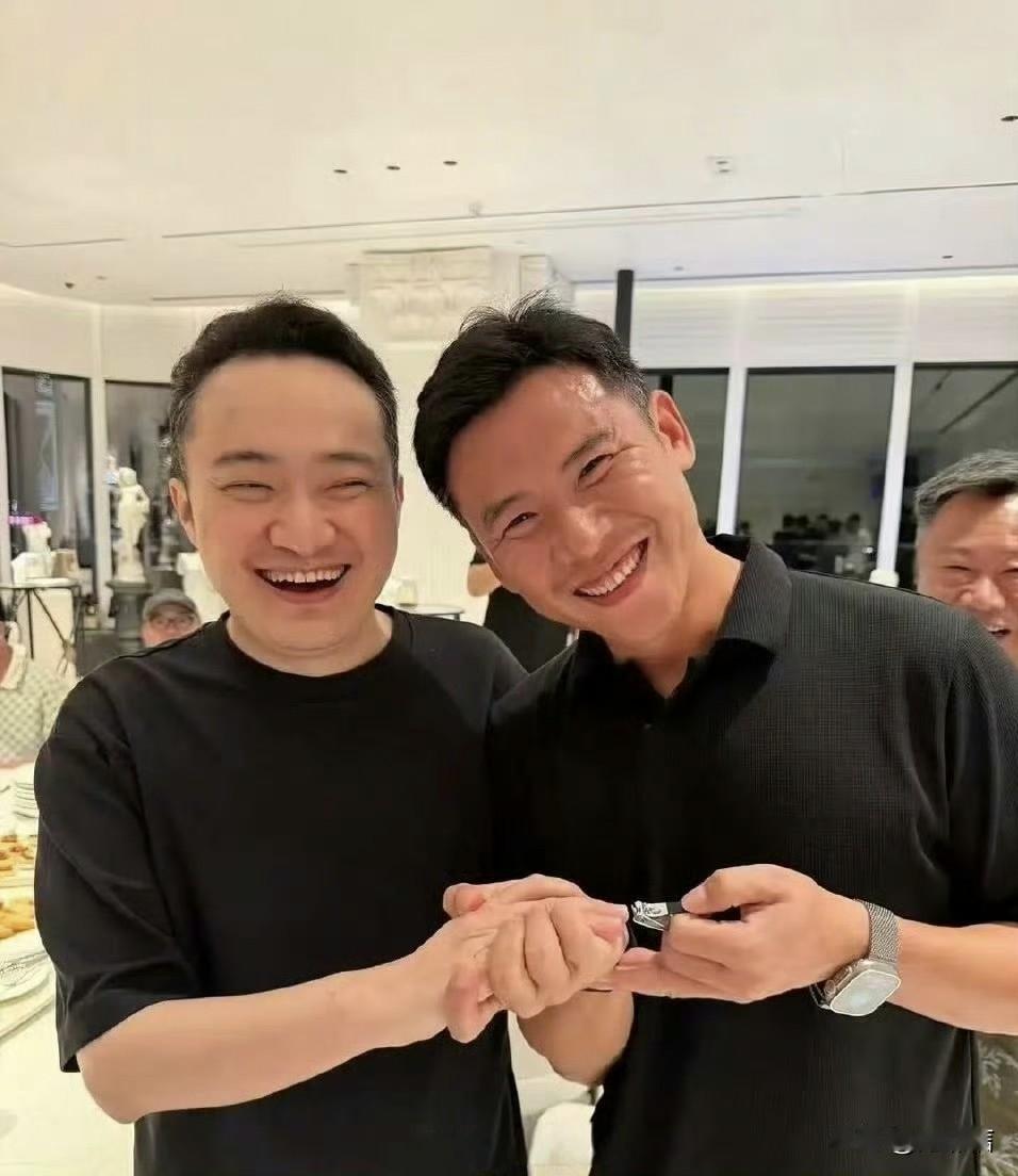 比想象中更没底线，孙宇晨直接和他的“币友”玩上指甲剪的梗了，这么看简直把景甜当流
